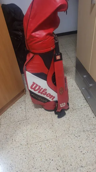 Bolsa de golf Wilson roja con palos