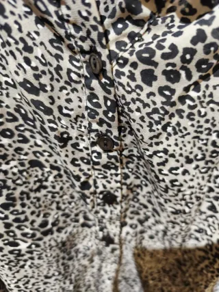 Blusa estampado animal, talla 50.