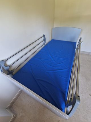 Cama geriátrica eléctrica con pinza