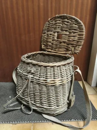 Cesta de pescador de mimbre