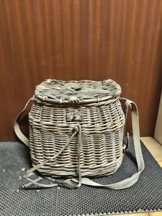 Cesta de pescador de mimbre