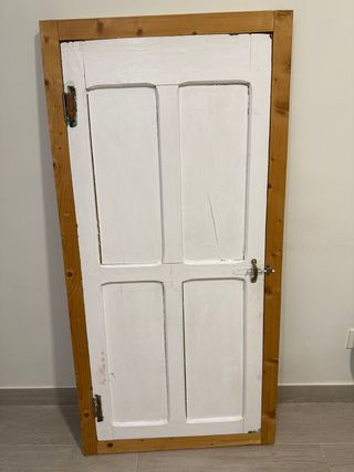 Puerta madera rústica pequeña con marco.