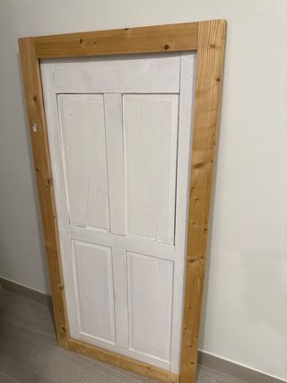 Puerta madera rústica pequeña con marco.