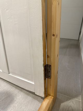 Puerta madera rústica pequeña con marco.