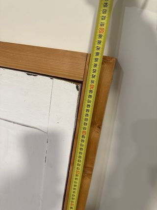 Puerta madera rústica pequeña con marco.