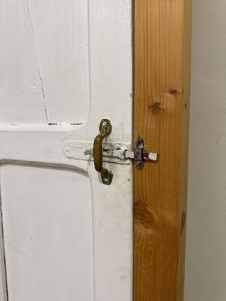 Puerta madera rústica pequeña con marco.