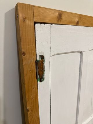 Puerta madera rústica pequeña con marco.