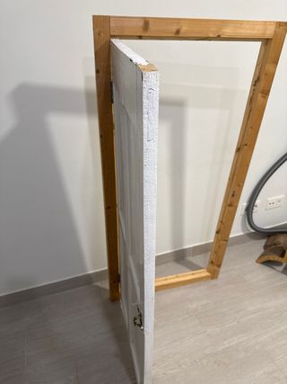 Puerta madera rústica pequeña con marco.