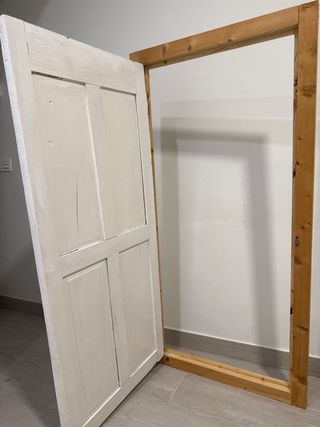 Puerta madera rústica pequeña con marco.