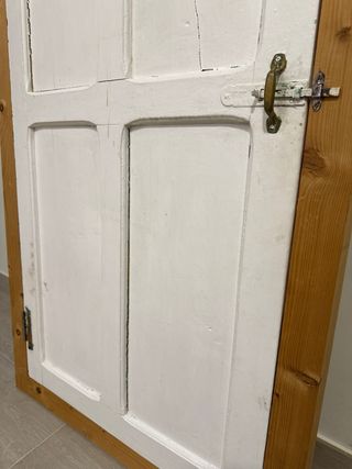 Puerta madera rústica pequeña con marco.