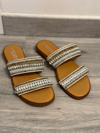 Ciabatte infradito con pietre dorate e bianche