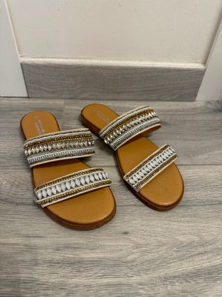 Ciabatte infradito con pietre dorate e bianche