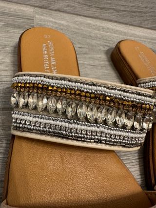 Ciabatte infradito con pietre dorate e bianche