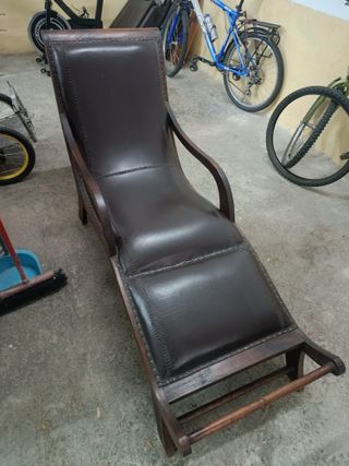 Diván antiguo de cuero y madera