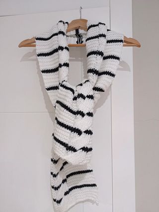 Bufanda rayas negras y blancas Stradivarius