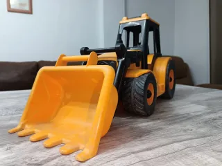 Retroexcavadora y Muñeco Hulk