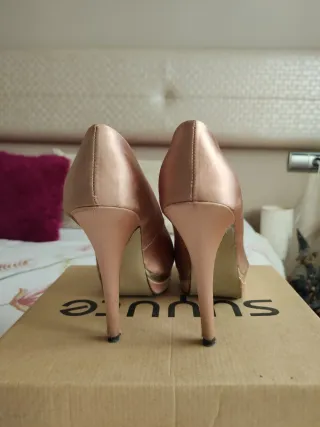 Zapatos de tacón rosa y dorado