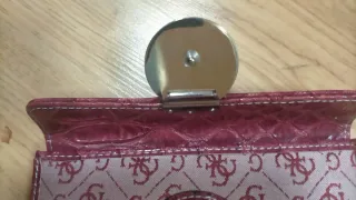 Monedero Guess Rojo y Plateado