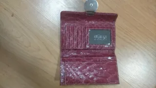 Monedero Guess Rojo y Plateado