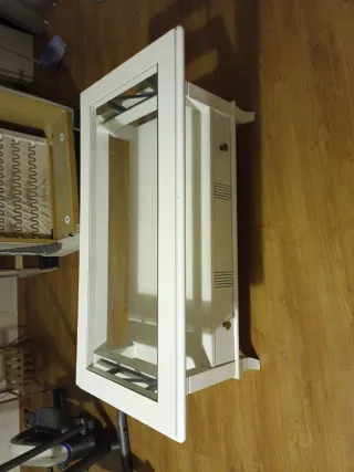 Mesa elevadora de cristal y madera