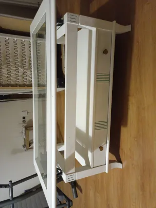 Mesa elevadora de cristal y madera