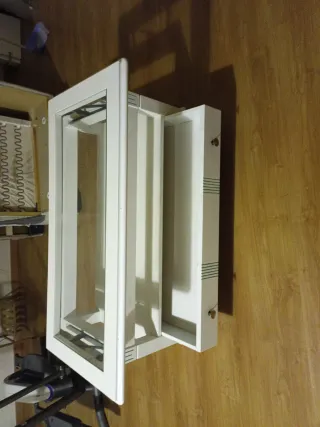 Mesa elevadora de cristal y madera