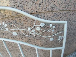 Cabecero de imitación forja blanco con diseño flor