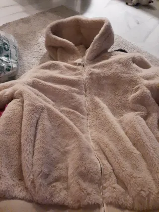 Chaqueta pelo beige con capucha