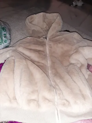 Chaqueta pelo beige con capucha
