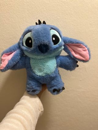 Peluche Stitch Brilha, Vibra e Toca Música