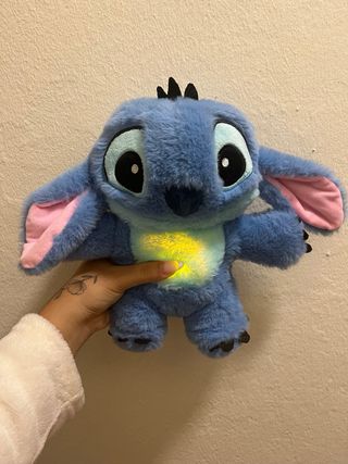 Peluche Stitch Brilha, Vibra e Toca Música