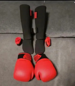 Pack Muay Thai: Guantes, vendas  y Tibiales Rojos