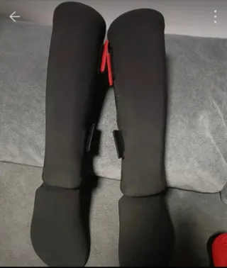 Pack Muay Thai: Guantes, vendas  y Tibiales Rojos