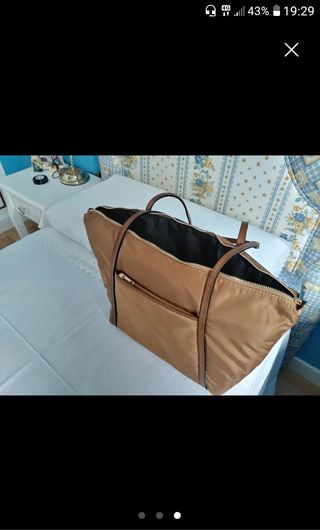 Bolso marrón impermeables.