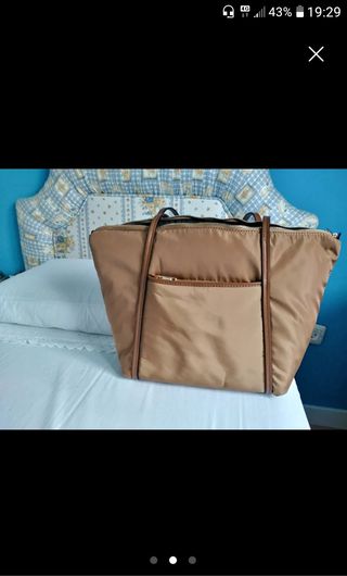 Bolso marrón impermeables.