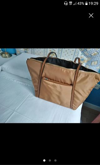 Bolso marrón impermeables.