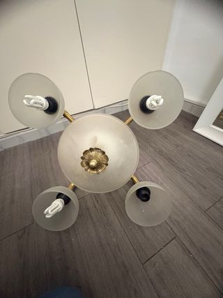 Lámpara de salón dorada y transparente