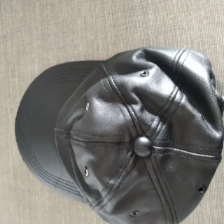 Cappello in pelle con visiera