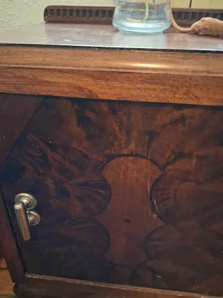 Mesilla antigua de madera.