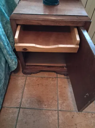 Mesilla antigua de madera.