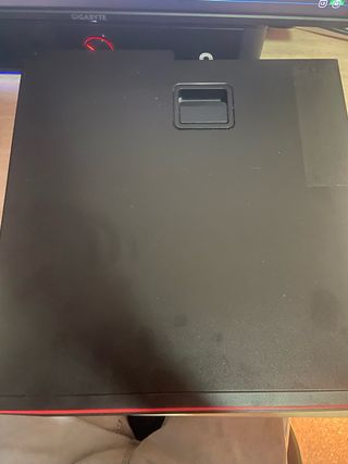 PC Fujitsu con pantalla, ratón y alfombrilla