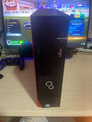 PC Fujitsu con pantalla, ratón y alfombrilla