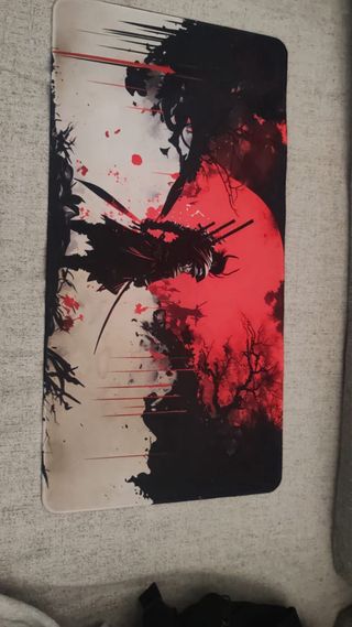 PC Fujitsu con pantalla, ratón y alfombrilla