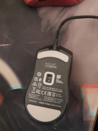 PC Fujitsu con pantalla, ratón y alfombrilla