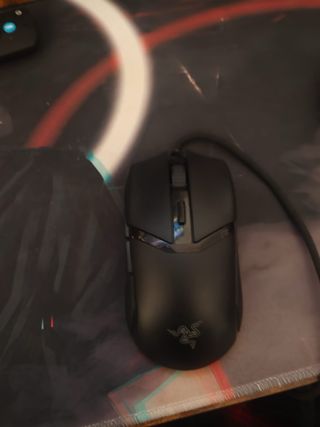 PC Fujitsu con pantalla, ratón y alfombrilla