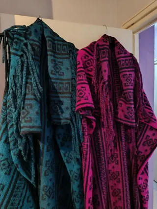 Dos chalecos/ponchos étnicos con flecos