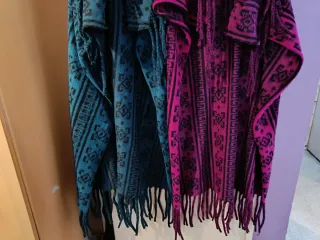 Dos chalecos/ponchos étnicos con flecos