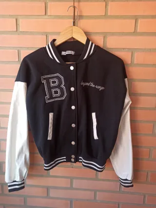 Chaqueta universitaria B negra y crema casi blanca