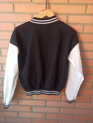 Chaqueta universitaria B negra y crema casi blanca