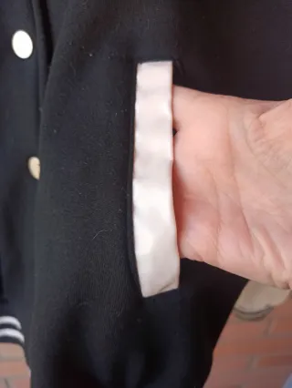 Chaqueta universitaria B negra y crema casi blanca
